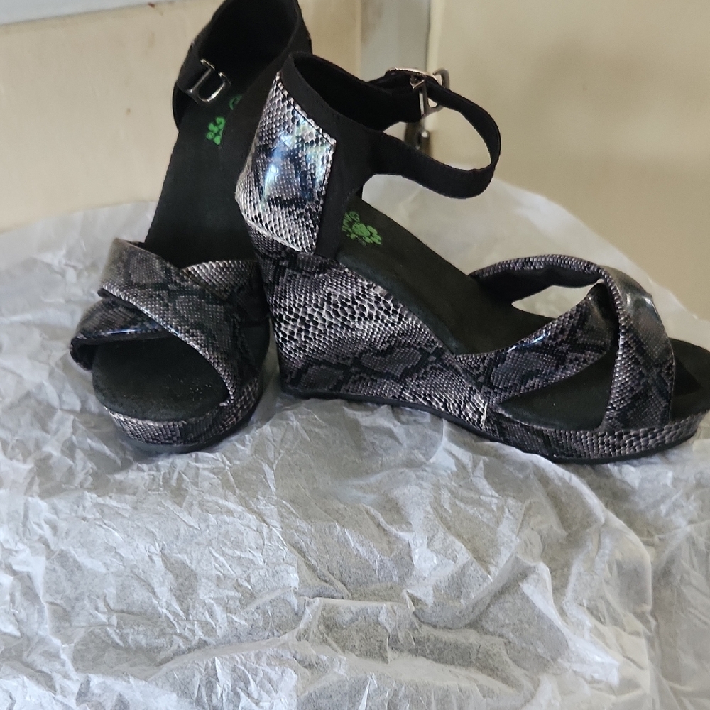 Dawgs Black and Gray Snakeskin Wedges
